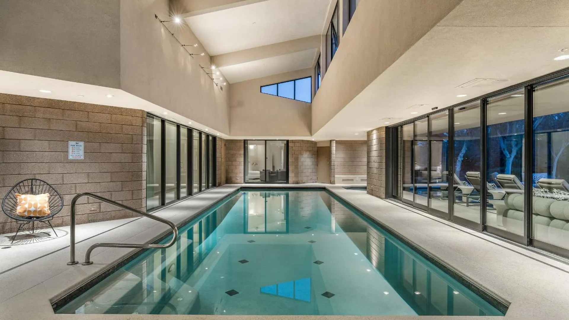 Indoor Pool 2.5 Acres Gym With Sauna At Hideaway Estate 斯科茨